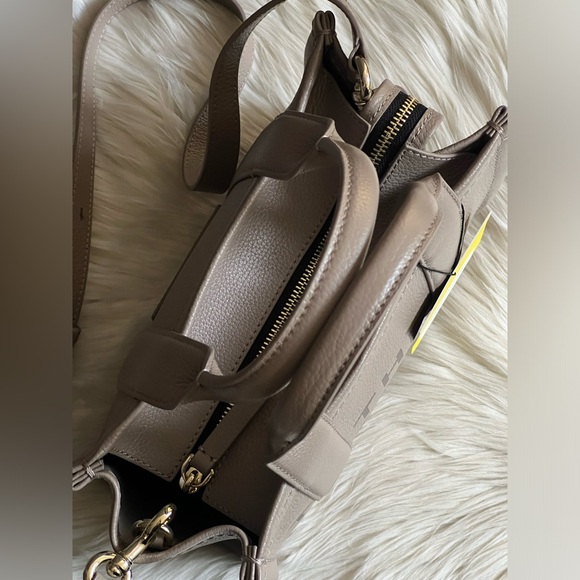 Marc Jacobs The Leather Small Tote Bag - Picture 8 of 16